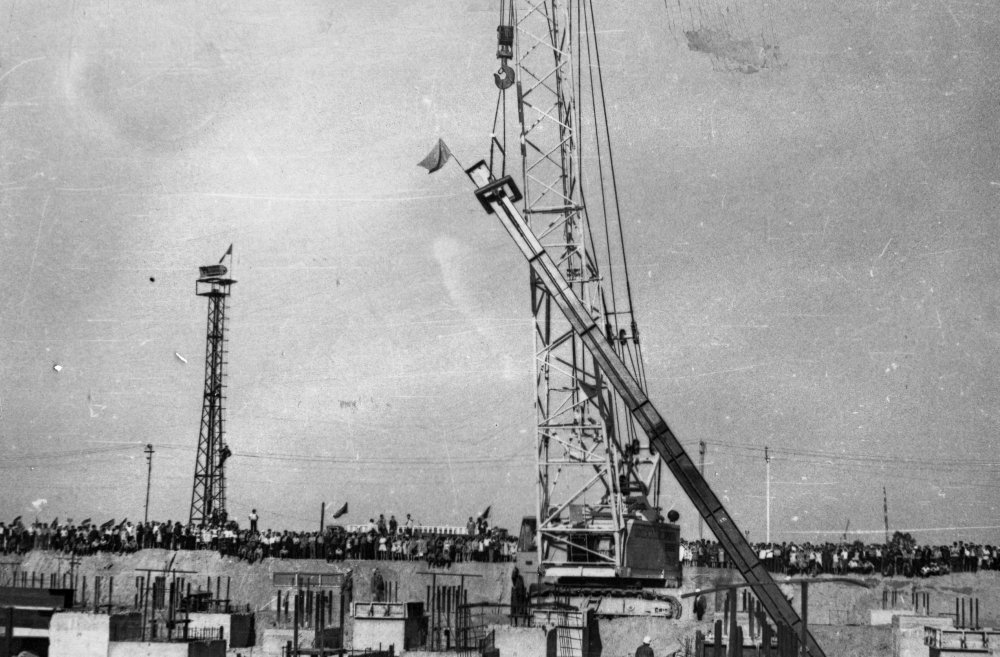 1220125 Монтаж первой колонны на главном корпусе ЯЧЛЗ. 24 июня 1975г.jpg