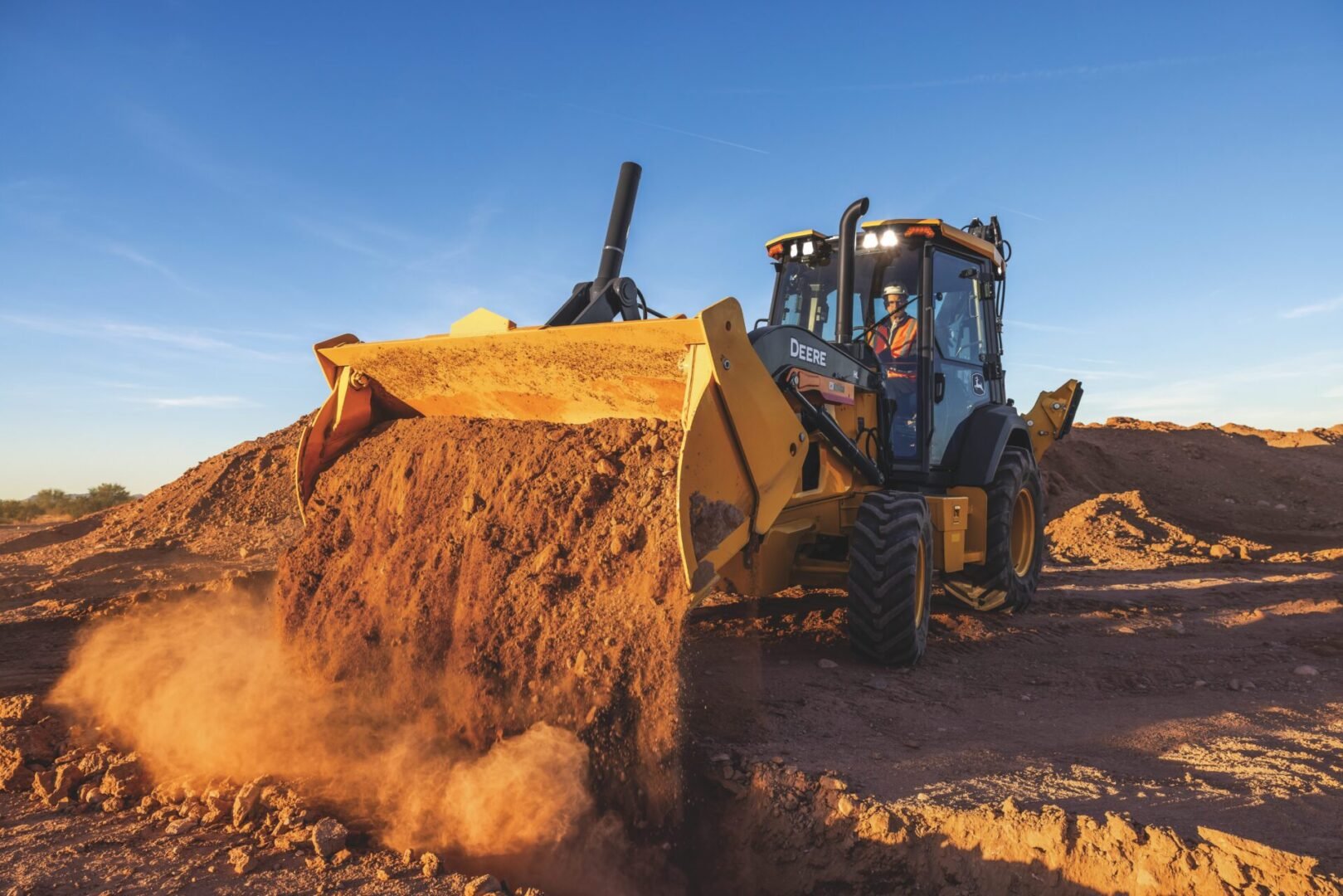 Подробнее о "Компания John Deere обновила линейку экскаваторов-погрузчиков"