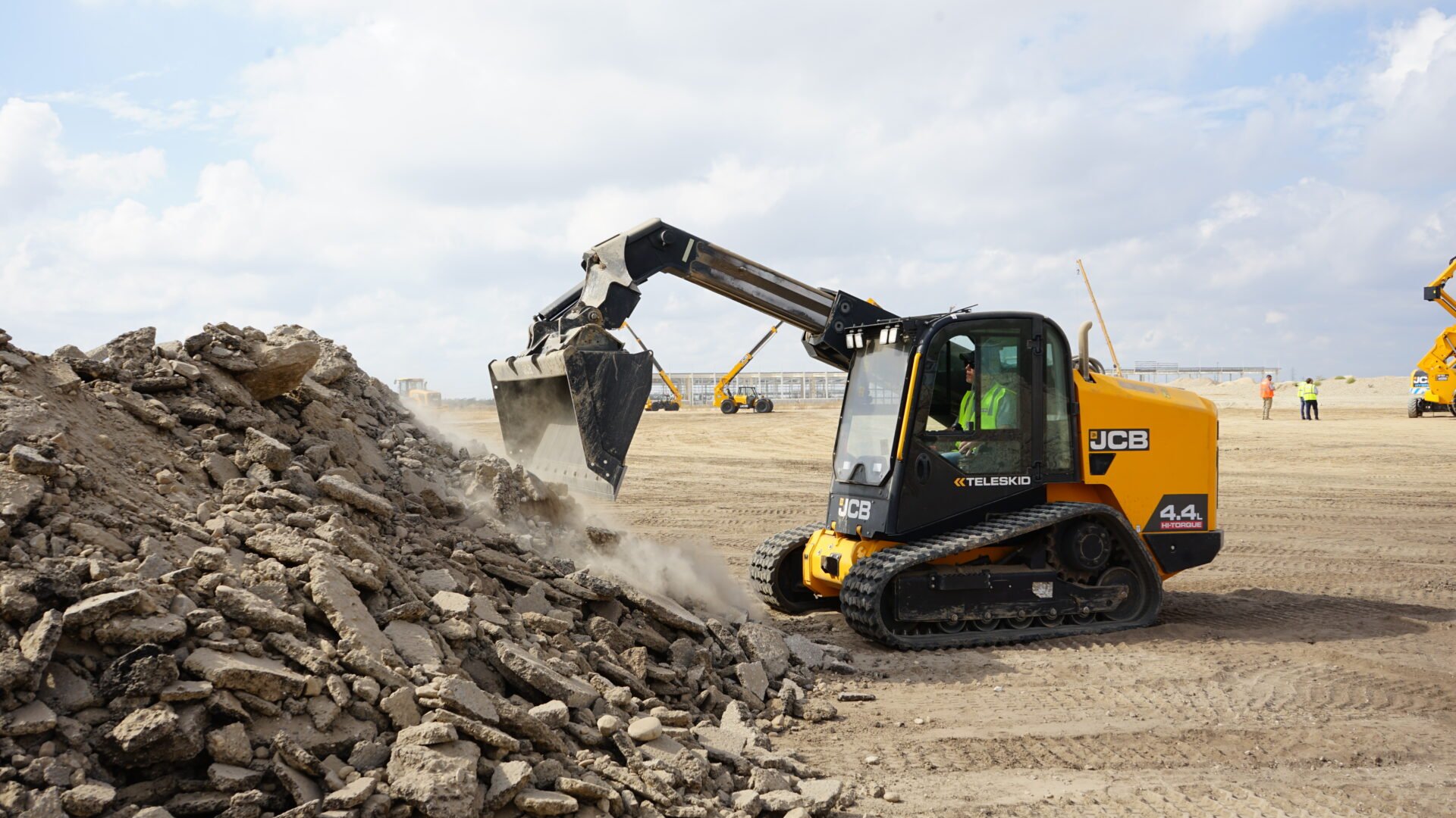 Подробнее о "4TS Teleskid: мощный мини погрузчик от JCB, меняющий правила игры"