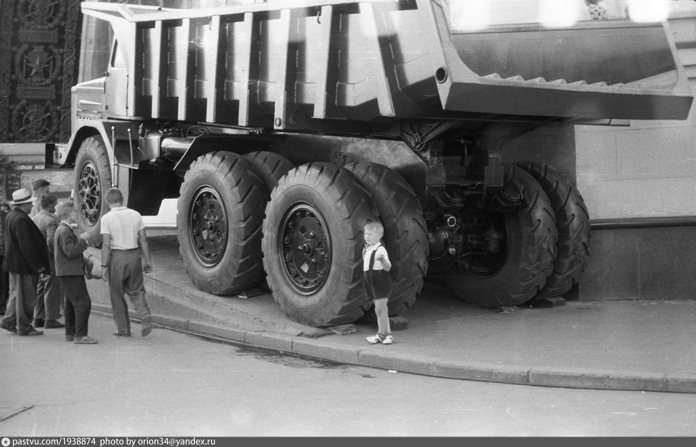 1938874 МАЗ-530 у павильона «Машиностроение».jpg