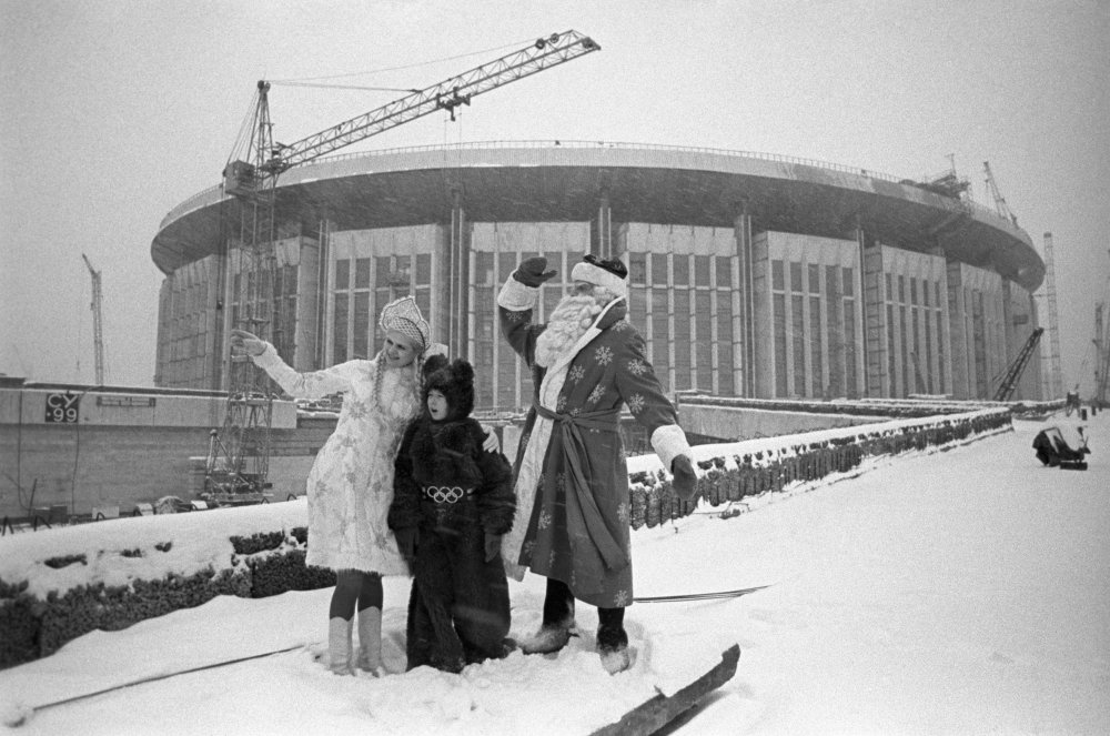 962925 Снегурочка, Олимпийский мишка и Дед Мороз на фоне СК _Олимпийский_.jpg